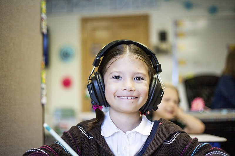 niña estudiando con un video educativo